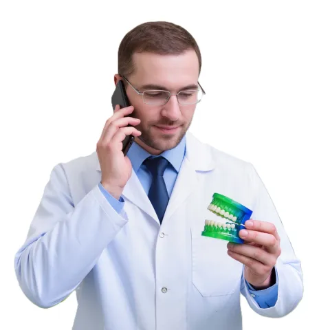 Chirurgien-dentiste au téléphone avec un conseiller Dentalia